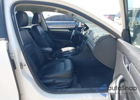 2015 Volkswagen Passat 1.8T Wolfsburg Edition z USA, uszkodzony, nr VIN 1VWAT7A31FC033803